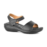 Sandalias bajas negras de cuero, con tira ancha sobre el empeine y pulsera con hebilla al tobillo.