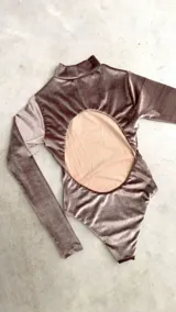 Body de terciopelo marrón con estampado de piel de serpiente, cuello alto, mangas largas con orificio para el pulgar y espalda descubierta.