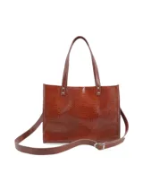 Cartera tipo tote de cuero sintético negro con textura de cocodrilo, doble asa de mano y correa bandolera extraíble.