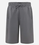 Bermuda masculina básica color negro confeccionada en algodón certificado BCI, con cintura elástica, cordón ajustable y bolsillos funcionales. Tejido leve y cómodo, ideal para looks casuales y versátiles.