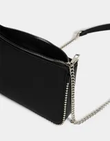 Bandolera negra de cuerina con correa de cadena metálica plateada y detalles de tachas plateadas en los bordes.