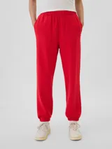 Pantalón deportivo rojo de felpa suave, con cintura y puños elastizados, y bolsillos con costura.