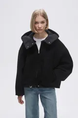 Campera negra con capucha, cierre frontal con cremallera y bolsillos laterales.