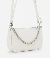 Bolso baguette blanco de cuero sintético con textura croco, correa de hombro y correa de cadena plateada.