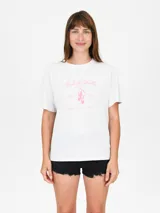 Remera color salmón con estampado de flor blanca y texto "Venice California".