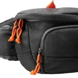 Riñonera negra con detalles en naranja y verde. Tiene un bolsillo interno para lentes de sol y un bolsillo desplegable para botella de agua.