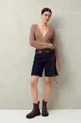 Sweater negro de tejido de punto calado, con escote en V cruzado y mangas largas.