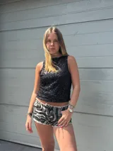 Blusa sin mangas negra cubierta de lentejuelas.