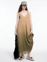 Vestido largo sin mangas color verde oliva con escote en V y diseño degradado.