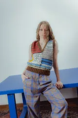 Pantalón de vestir a cuadros azul y marrón, de corte recto con pinzas en la cintura.