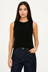 Musculosa negra de viscosa con punto crochet, corte holgado y cuello redondo.