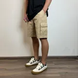 Bermuda cargo gris de gabardina con múltiples bolsillos.