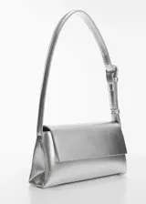 Bolso mediano con efecto piel, con asa de hombro ajustable y cierre de solapa con botón magnético.