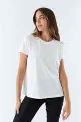 Remera blanca de algodón con corte recto, cuello redondo y mangas cortas.