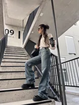 Pantalón de jean azul elastizado de tiro alto.
