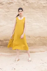 Vestido midi color camel, sin mangas y de corte recto.