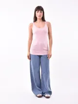 Musculosa de algodón color azul marino con breteles finos y escote redondo.