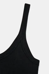 Camiseta sin mangas color amarillo pálido, de corte ajustado y cuello redondo.