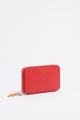 Billetera roja con exterior de piel y estructura rígida. Incluye cierre con cremallera, tirador de cordón, bolsillo interior con cierre de cremallera y logo grabado.
