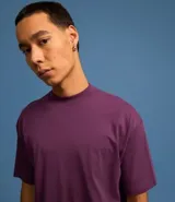 Remera blanca de algodón, corte holgado, cuello redondo alto, manga corta y sisas caídas.