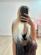 Chaleco de pelo largo blanco con degradé a negro, forrado en su interior.