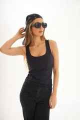 Lentes de sol con montura de acetato color crema y lentes oscuros con protección UV400.