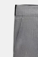 Pantalón tobillero celeste con tiro medio, cintura elástica en la espalda, bolsillos delanteros y falsos bolsillos de vivo en la espalda. Tiene aberturas laterales en el bajo y cierre frontal con cremallera, botón interior y gancho.