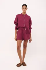 Short color borgoña de lino italiano con elástico en la cintura y bolsillos laterales.