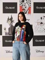 Buzo negro de corte clásico con cuello redondo y mangas largas. Estampado frontal con diseño de villanas de Disney: Cruella de Vil, la Reina Malvada y Maléfica.