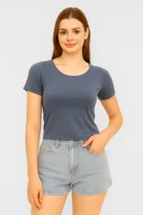 Top cropped negro de algodón, ajustado al cuerpo y con cuello redondo.