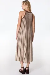 Vestido largo de tejido de punto, color celeste con rayas verticales en azul oscuro y brillo sutil por el lurex. Diseño sin mangas con cuello halter y silueta en A.