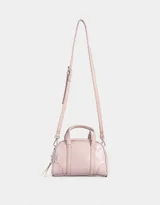 Cartera bowling negra con efecto croco, doble asa de mano y correa regulable desmontable.