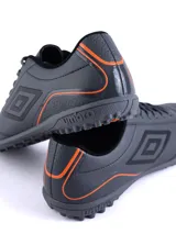 Championes de fútbol Umbro Classico III TF, color blanco con detalles en verde neón.