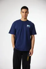 Remera de manga corta color azul marino, corte holgado, con un pequeño gráfico impreso en el pecho izquierdo con texto en inglés y japonés.