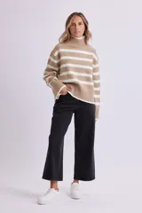 Pantalón de jean negro, de corte culotte, tiro alto y pierna ancha.