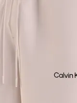 Short deportivo color rosa claro de algodón, con cintura elástica ajustable con cordón, bolsillos laterales y logo de Calvin Klein estampado en la pierna izquierda.