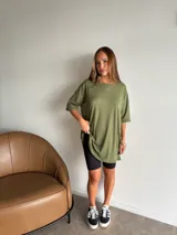 Remerón de morley de viscosa en color beige, de corte oversized con cuello redondo y mangas cortas.