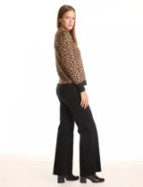 Buzo de mujer con estampado animal print de leopardo en tonos marrón y negro, cuello redondo y manga larga.