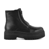 Bota corta de cuero sintético color negro, con plataforma track y cierre frontal con cremallera.