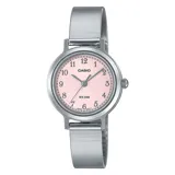 Reloj Casio analógico con caja plateada, dial rosa pálido con números arábigos y correa de malla de acero inoxidable plateada.