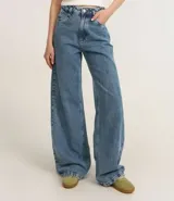 Pantalón wide leg de jeans con algodón BCI más sostenible, recorte en el canesú y bolsillos delanteros y traseros.