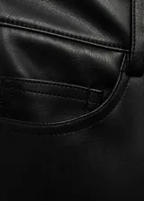 Pantalón negro de tiro alto con efecto piel, corte recto, cinco bolsillos, trabillas y cierre de cremallera y botón.