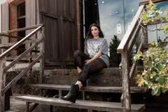 Remerón gris con estampa de flores y texto en el frente.