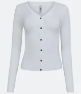 Cardigan blanco de punto con escote en V, manga larga y cierre frontal con botones negros.