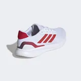 Championes de running Adidas modelo Runfalcon 5, color blanco con detalles en rojo. Cuentan con una parte superior de malla transpirable, mediasuela Cloudfoam para mayor amortiguación y suela Adiwear resistente al desgaste.