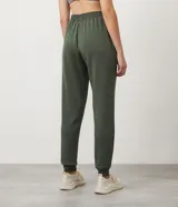Pantalón jogger deportivo color verde militar, con cintura elástica, cordón ajustable y bolsillos laterales. Confeccionado en modal, con puños ajustados.