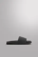 Sandalia de baño monocolor gris oscuro, con tira ancha acolchada en el empeine fabricada con tejido de rejilla de secado rápido y suela ligera fabricada en espuma EVA.