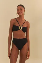 Bikini negro con corpiño bandeau con detalle de sol dorado y tirantes finos cruzados, y bombacha de tiro alto.