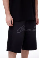 Bermuda de gabardina negra con bordado de la marca "blkmba" en el frente, tiro bajo y bolsillos traseros y laterales.