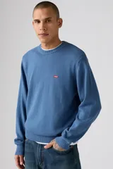 Sweater de punto celeste con cuello redondo y logo pequeño de Levi's bordado en rojo en el pecho.